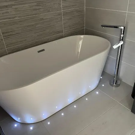 1 Bed Luxury In Leeds With Optional Hot Tub Holiday home *