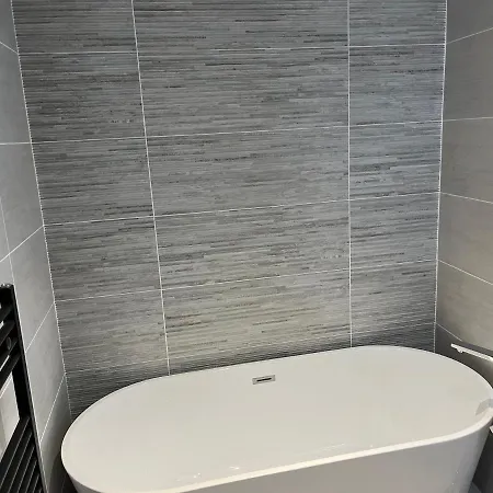 1 Bed Luxury In Leeds With Optional Hot Tub Holiday home *